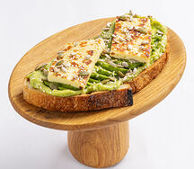 Авокадо-тост с халуми