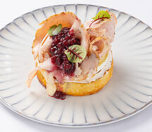 Слоеный ролл с пастрами из индейки, бри и брусникой