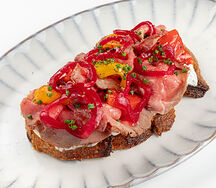 Брускетта с ростбифом