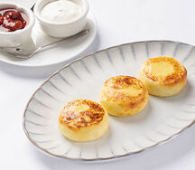 Сырники из фермерского творога с вареньем и сметаной