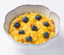 Пшенная каша с тыквой, голубикой и манговым соусом