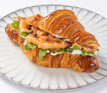 Круассан со слабосоленым лососем и сливочным сыром
