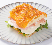 Чиабатта с мортаделлой и моцареллой