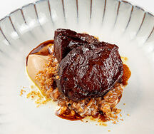 Говяжьи щечки с пюре из цветной капусты