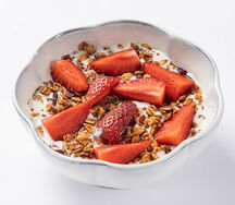 Греческий йогурт с гранолой и клубникой