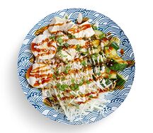 Рис с тофу, битым огурцом, соусом терияки и арахисовым соусом