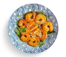 Салат с креветкой, соусом манго-чили и мандарином