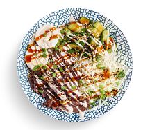 Рис с мраморной говядиной, битым огурцом, соусом терияки и арахисовым соусом