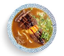 Лапша удон со стейком мачете, желтком и бальзамиком