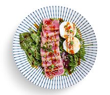 Салат с тунцом и заправкой из пюре манго