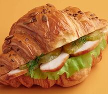 Круассан с маринованным цыпленком