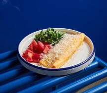 Омлет, томаты с микс-салатом и пармезаном