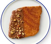 Круассан плоский c молочным шоколадом и орехами в карамели