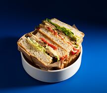 Фокачча, печеные овощи, хумус