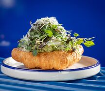 Круассан, яйцо пашот, гуакамоле, пармезан