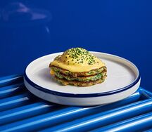 Оладьи из цукини, зелёный горошек, мята, яйцо бенедикт