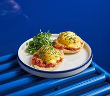 Бенедикт, форель, тобико