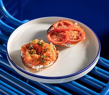 Бейгл, лосось, томат, огурец, креметте