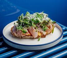 Индейка, скрембл, пармезан, трюфельная масло