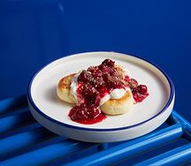 Сырники, фисташка, сливочный крем