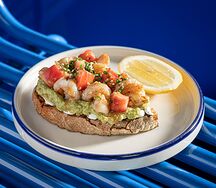 Тост Креветка, авокадо, томаты