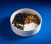 Йогурт, гранола, ягоды, варенье