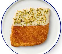 Круассан плоский с белым шоколадом и фисташками