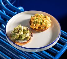 Бейгл, скрембл, авокадо