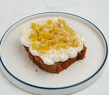 Кекс морковный, манго, сливочный крем