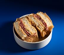 Фокачча с пастрами из говядины, томатом и маринованным огурцом