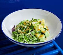 Зеленый боул с огурцом, авокадо, эдамамэ и цукини