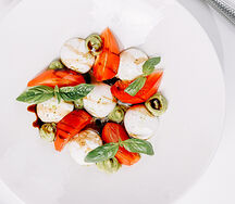 Капрезе с бакинскими томатами и моцареллой