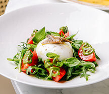 Буррата с рукколой и томатами