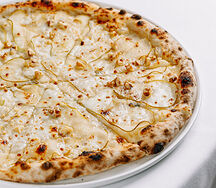 Пицца с грушей и горгонзолой