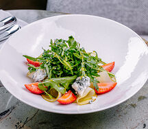 Салат из груши, горгонзолы, рукколы и клубники