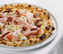 Пицца с мортаделлой, страчателлой и фисташками