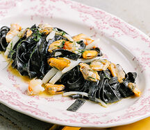 Черные феттуччине с морепродуктами