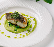 Черная треска с пюре из зеленого горошка