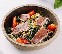 Салат с тунцом, рукколой и шпинатом