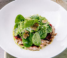 Ростбиф с запеченной свеклой и черным трюфелем