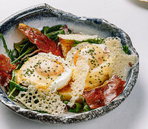 Глазунья с прошутто крудо и пармезаном