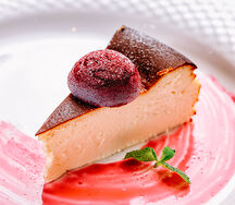 Чизкейк баскский с черной смородиной