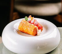 Ром-баба с заварным кремом и клубникой