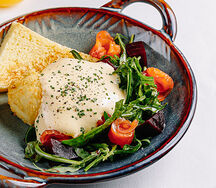 Жареные яйца в панировке с лососем и свеклой