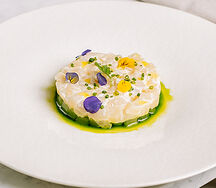 Тартар из гребешка, сибулет и зеленое масло