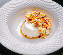 Панна котта с соленой карамелью и попкорном