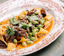 Паппарделле с телячьими щечками и бобами эдамаме