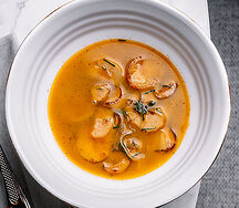 Суп с белыми грибами и луком-пореем