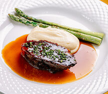 Телячьи щеки со спаржей и картофельным пюре