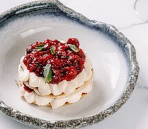 Панкейки с заварным кремом и вишней